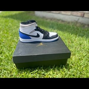 AIR JORDAN 1 MID SE WHITE/HYPER ROYAL-BLACK